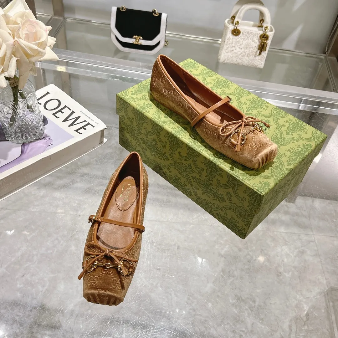 👟👟Ex-factory price 560👟👟 Gucci Horsebit series women's ballet flats. This iconic horsebit ballet flats features a square toe design and elegant bow details, paying tribute to the traditional ballet shoe style. This piece is crafted from Gucci ankh leather and embellished with a light gold-tone horsebit buckle. A 'sacchetto' construction with a soft, padded insole provides a great fit. ✅Size: 35-42 (customized for 40-42) ✅Sole material: Imported Italian genuine leather sole ✅Packaging: Brand new red box packaging